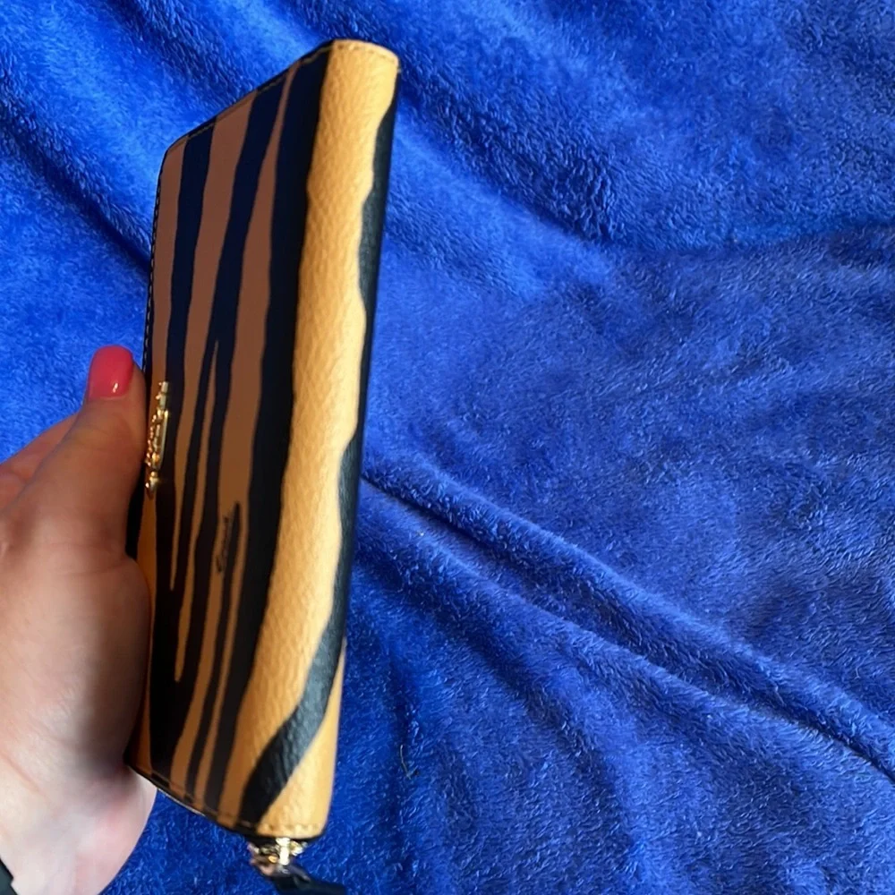 NWT COACH C7442 Medium Id Zip Around Wallet Tiger Print - Picture 8 of 9